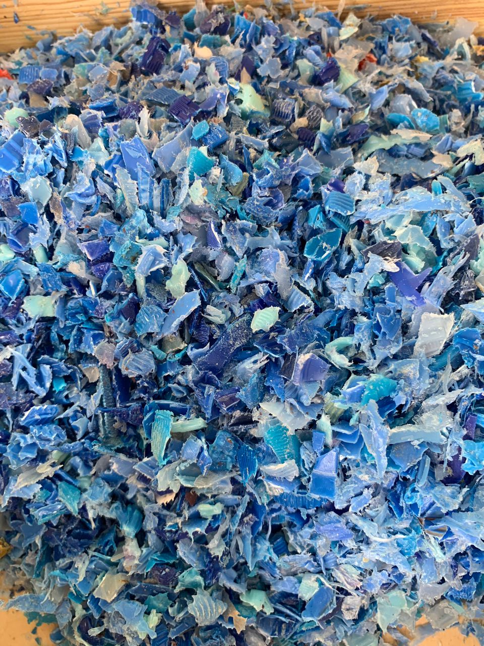 Recycled plastic flakes